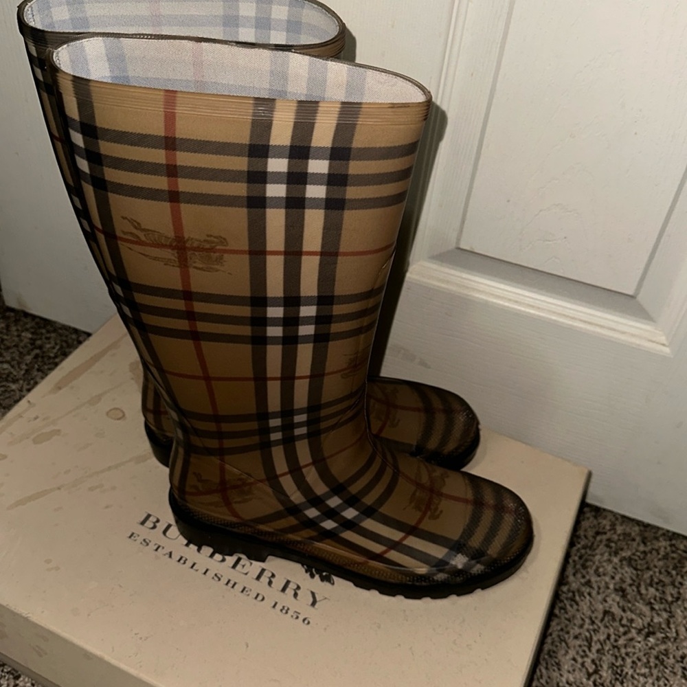 Burberry Classic Check Rain Boots Worn A Few Times in Excellent Condition